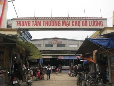 Hàng trăm tiểu thương hoang mang vì tin chợ bị bán - 1 Hàng trăm tiểu thương hoang mang vì tin chợ bị bán - 1